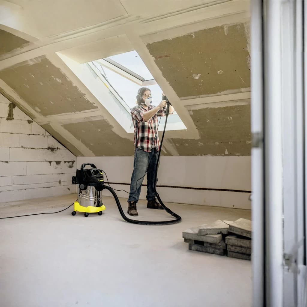 Aspiradora Industrial Kärcher KWD 6 P S Negro/Amarillo 1300W V-30/8/22/T, en uso: operario lijando techo en obra conectado