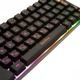 Clavier Gaming CoolBox DeepGaming TM065 Mini 65% Hybride Membrane-Mécanique RGB Noir, en utilisation: vue latérale