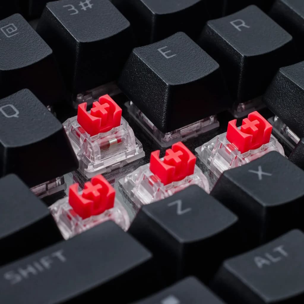 Teclado Gaming HyperX Alloy Rise 75 RGB Preto, em uso: vista macro de switches mecânicos vermelhos expostos sem keycaps