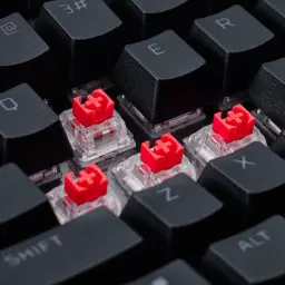 Teclado Gaming HyperX Alloy Rise 75 RGB Preto, em uso: vista macro de switches mecânicos vermelhos expostos sem keycaps