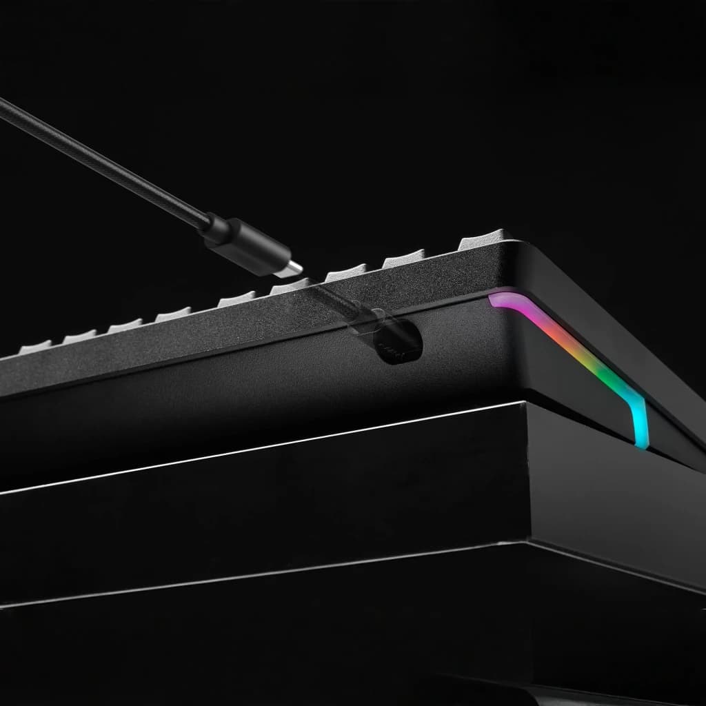 Teclado Gaming HyperX Alloy Rise 75 RGB Preto, em uso: cabo USB-C conectado, iluminação RGB na lateral direita