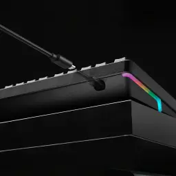 Teclado Gaming HyperX Alloy Rise 75 RGB Preto, em uso: cabo USB-C conectado, iluminação RGB na lateral direita