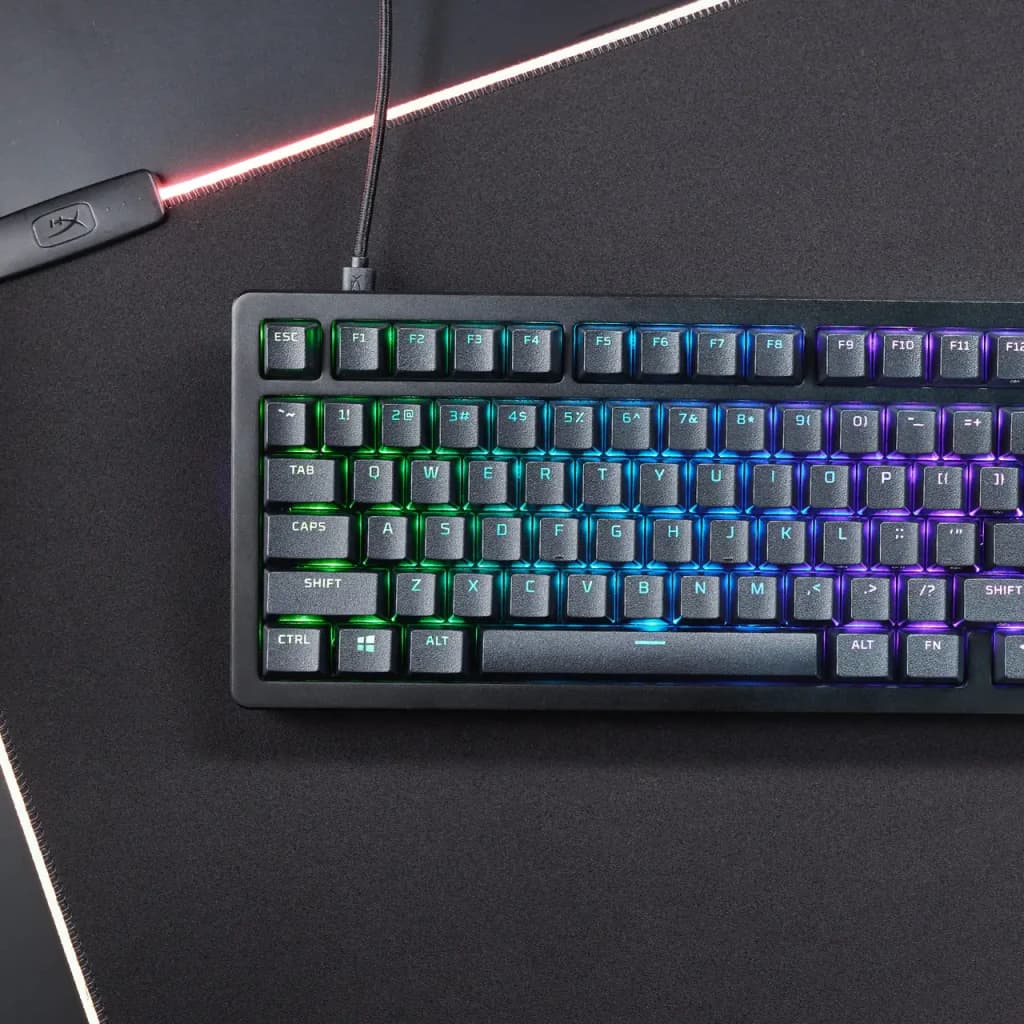 Teclado Gaming HyperX Alloy Rise 75 RGB Preto, em uso: vista superior sobre mousepad preto com retroiluminação RGB verde