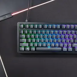 Teclado Gaming HyperX Alloy Rise 75 RGB Preto, em uso: vista superior sobre mousepad preto com retroiluminação RGB verde