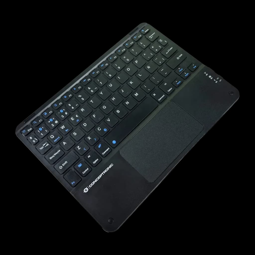 Teclado Conceptronic Negro Bluetooth 5.4 QWERTY Español TOBIN01BES, vista diagonal: teclas azules y touchpad integrado