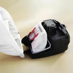 Aspirateur avec sac Bosch Serie 6 ProSilence Noir/Blanc 700W BGB6SIL0L, en cours d'utilisation: couvercle ouvert révélant