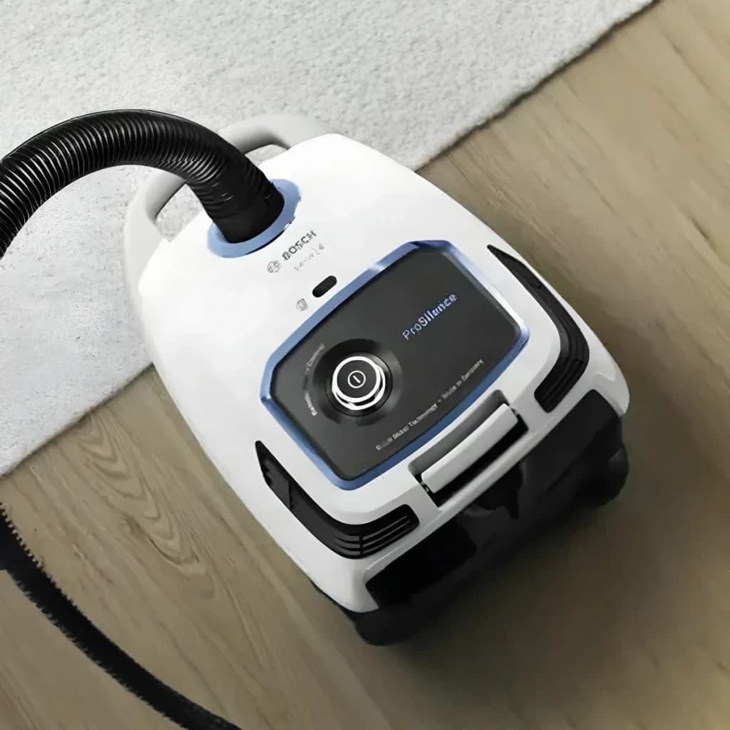 Aspirateur avec sac Bosch Serie 6 ProSilence Noir/Blanc 700W BGB6SIL0L, en utilisation: vue plongeante sur sol stratifié