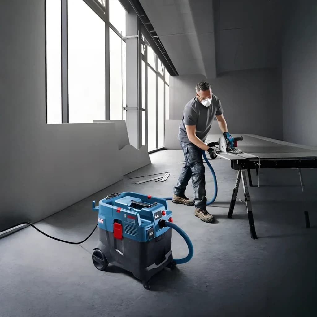 Aspirateur industriel sec/humide Bosch GAS 400 A Professional Bleu Sans Fil 1200W, en utilisation: opérateur avec scie