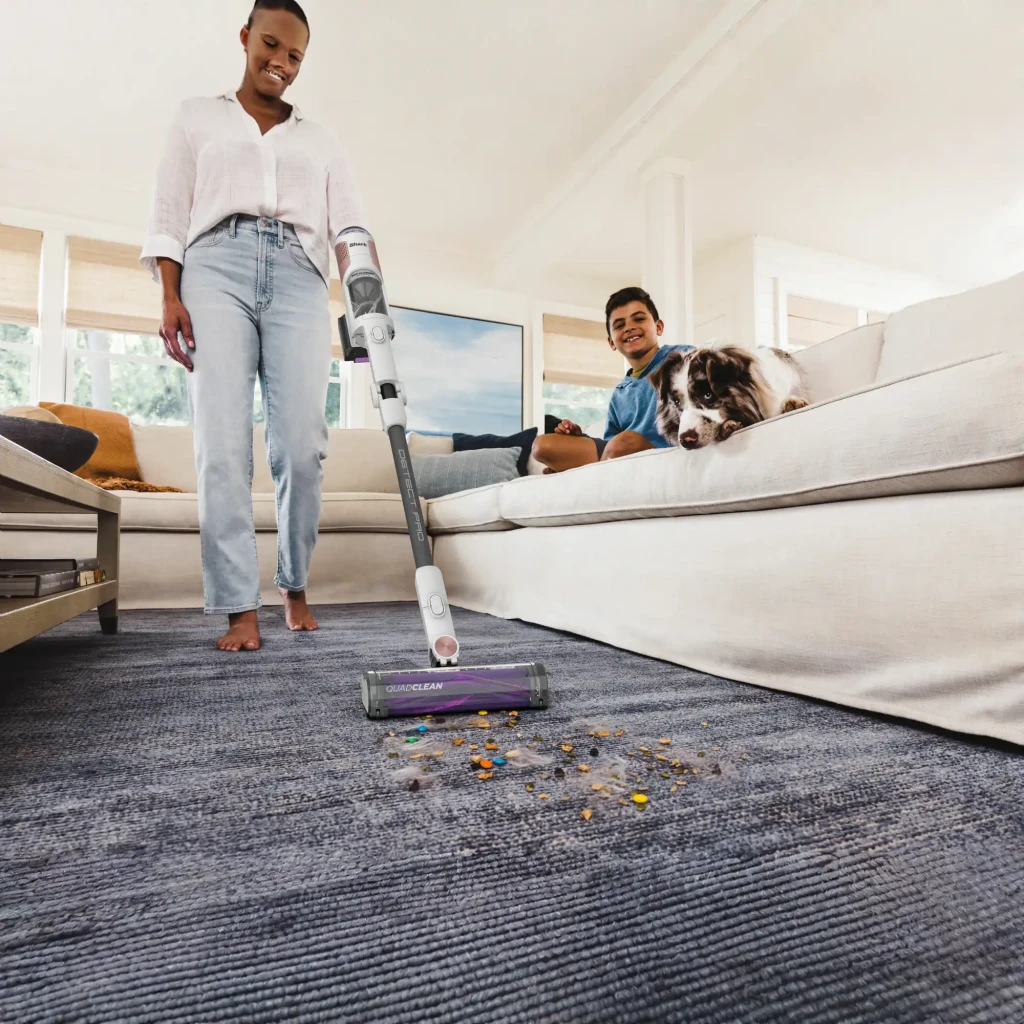 Aspirateur balai sans fil Shark Detect Pro Blanc Sans Câble 75W 60min IW1611EU, en cours d'utilisation: femme aspire