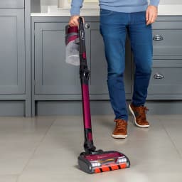 Aspiradora escoba Shark IZ251 2 en 1 Burdeos Sin Cable 45V 80min, uso: persona pasando el cepillo DuoClean por suelo