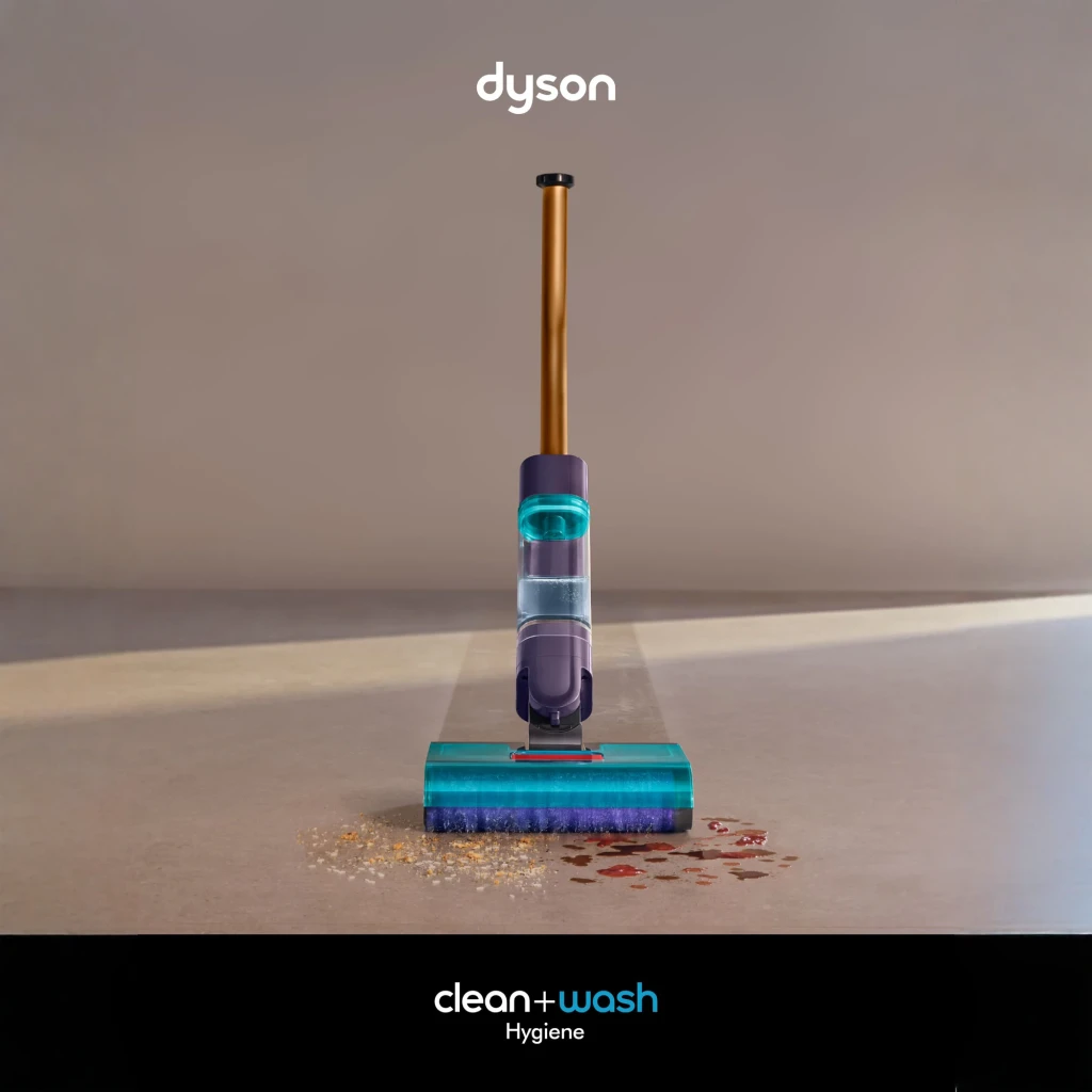 Aspiradora escoba Dyson Clean+Wash Hygiene Azul/Cobre Friegasuelos Sin Cable 45min, en uso: vista frontal limpiando suciedad