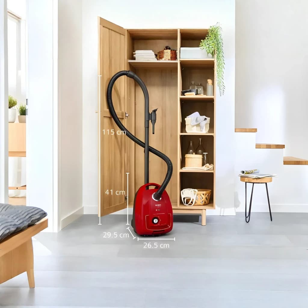 Aspirateur avec sac Bosch Série 4 Rouge 600W BGD38RD1H, en utilisation: dimensions réelles en salon, flexible 115 cm déployé