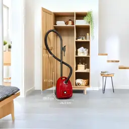 Aspirateur avec sac Bosch Série 4 Rouge 600W BGD38RD1H, en utilisation: dimensions réelles en salon, flexible 115 cm déployé