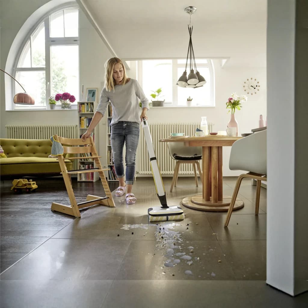 Fregona eléctrica Kärcher FC 7 Cordless Blanco Fregado húmedo y seco Sin Cable 45min, en uso: mujer limpiando suelo