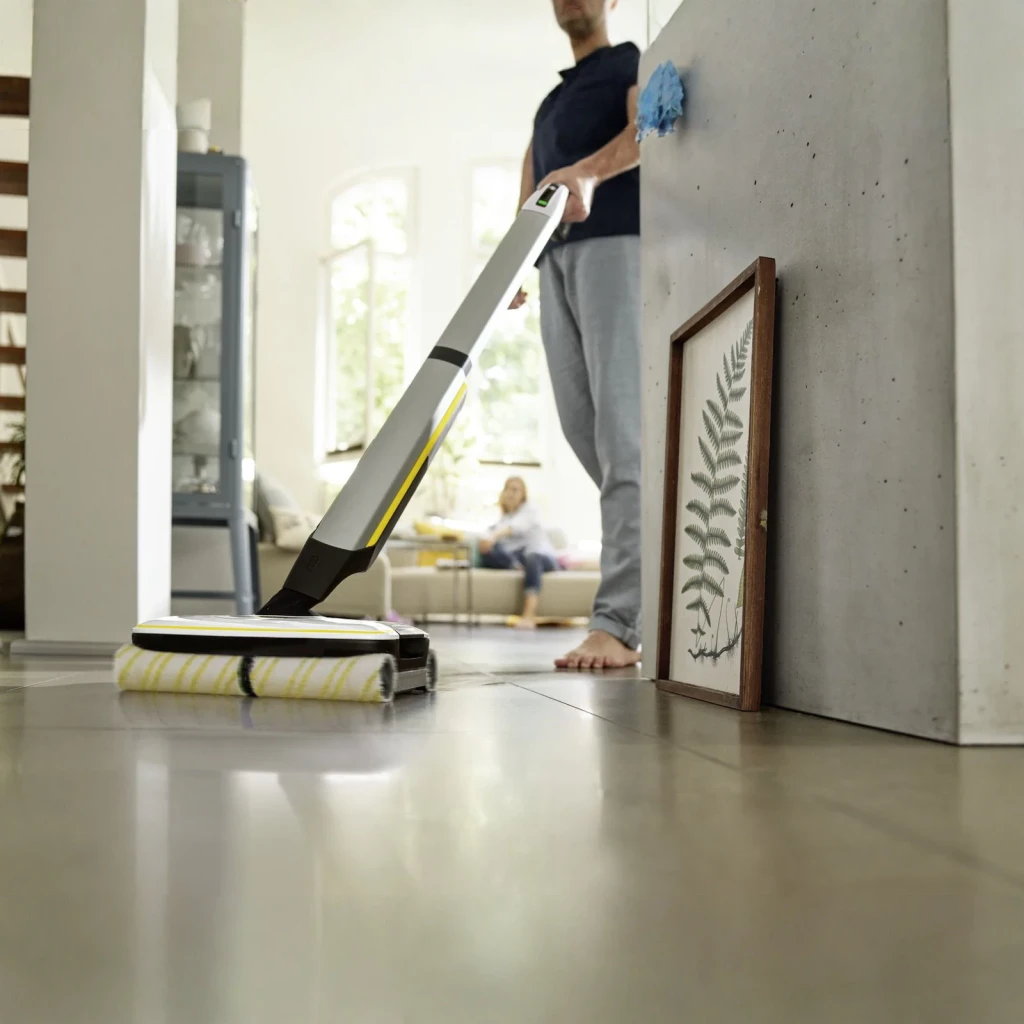Fregona eléctrica Kärcher FC 7 Cordless Blanco Fregado húmedo y seco Sin Cable 45min, en uso: hombre fregando suelo