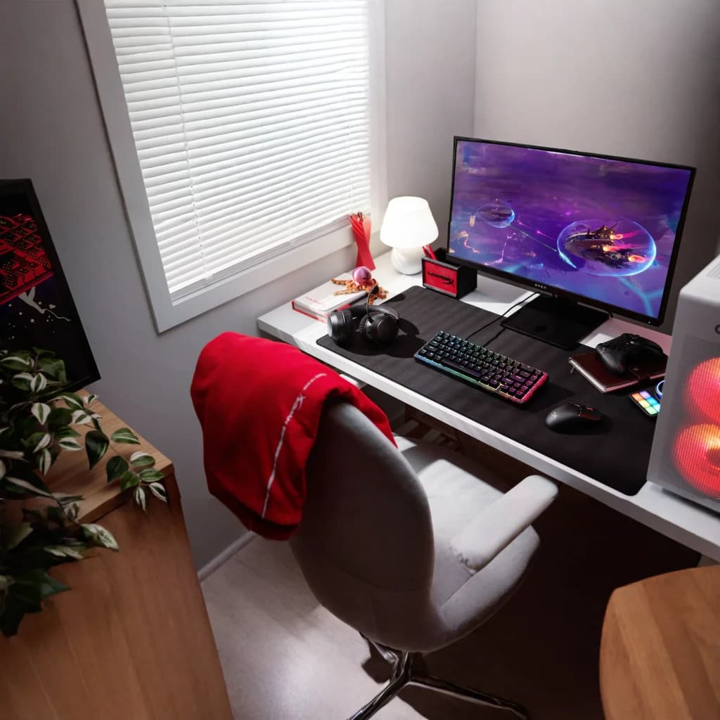 Teclado Gaming HyperX Alloy Origins 2 65% Mecánico Switch Red RGB Layout ES Negro, en uso: sobre escritorio blanco