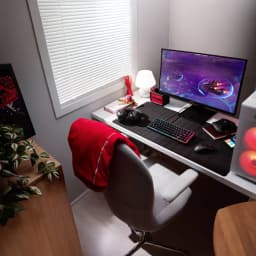 Teclado Gaming HyperX Alloy Origins 2 65% Mecánico Switch Red RGB Layout ES Negro, en uso: sobre escritorio blanco