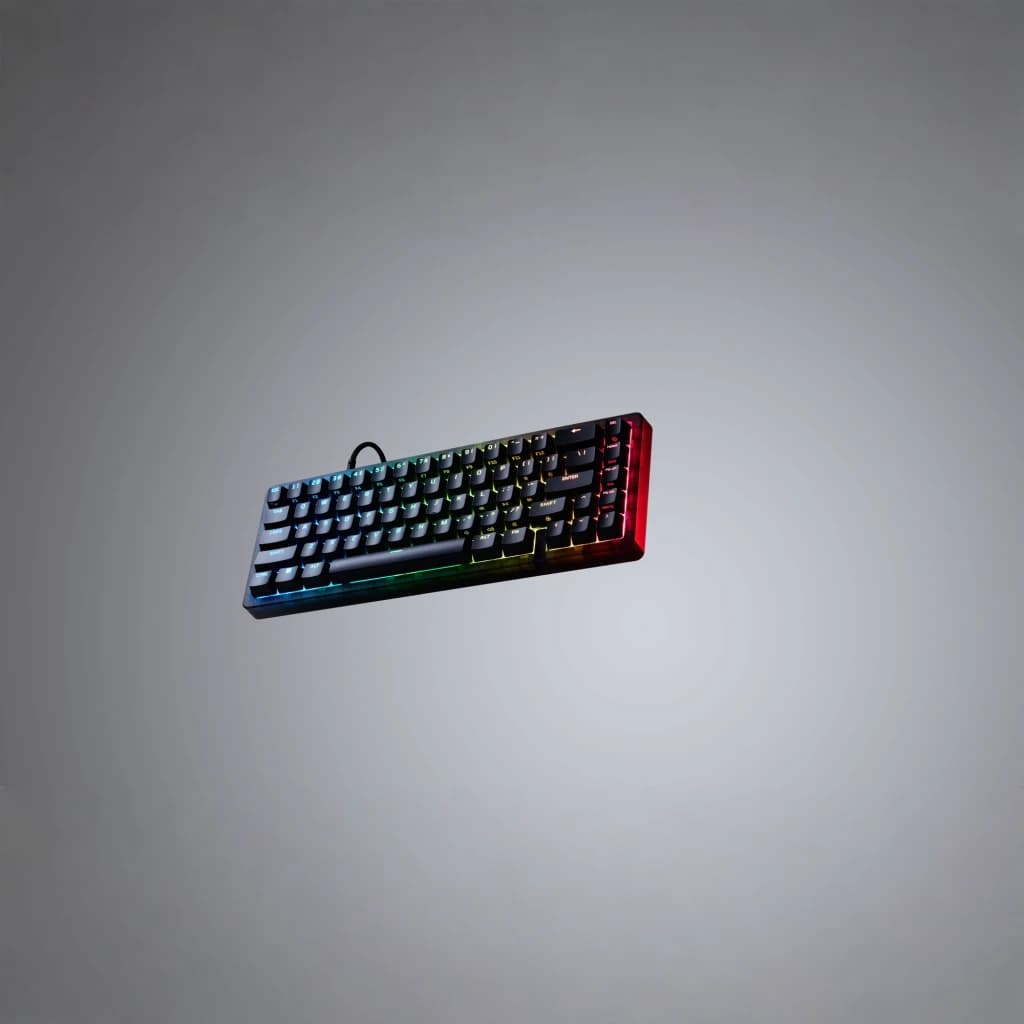 Teclado Gaming HyperX Alloy Origins 2 65% Mecánico Switch Red RGB Layout ES Negro, en uso: vista diagonal flotante