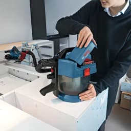 Aspirateur industriel Bosch GAS L Professional Noir/Bleu Sans Fil 90mbar Batterie 18V 18V-10, en usage: personne insérant