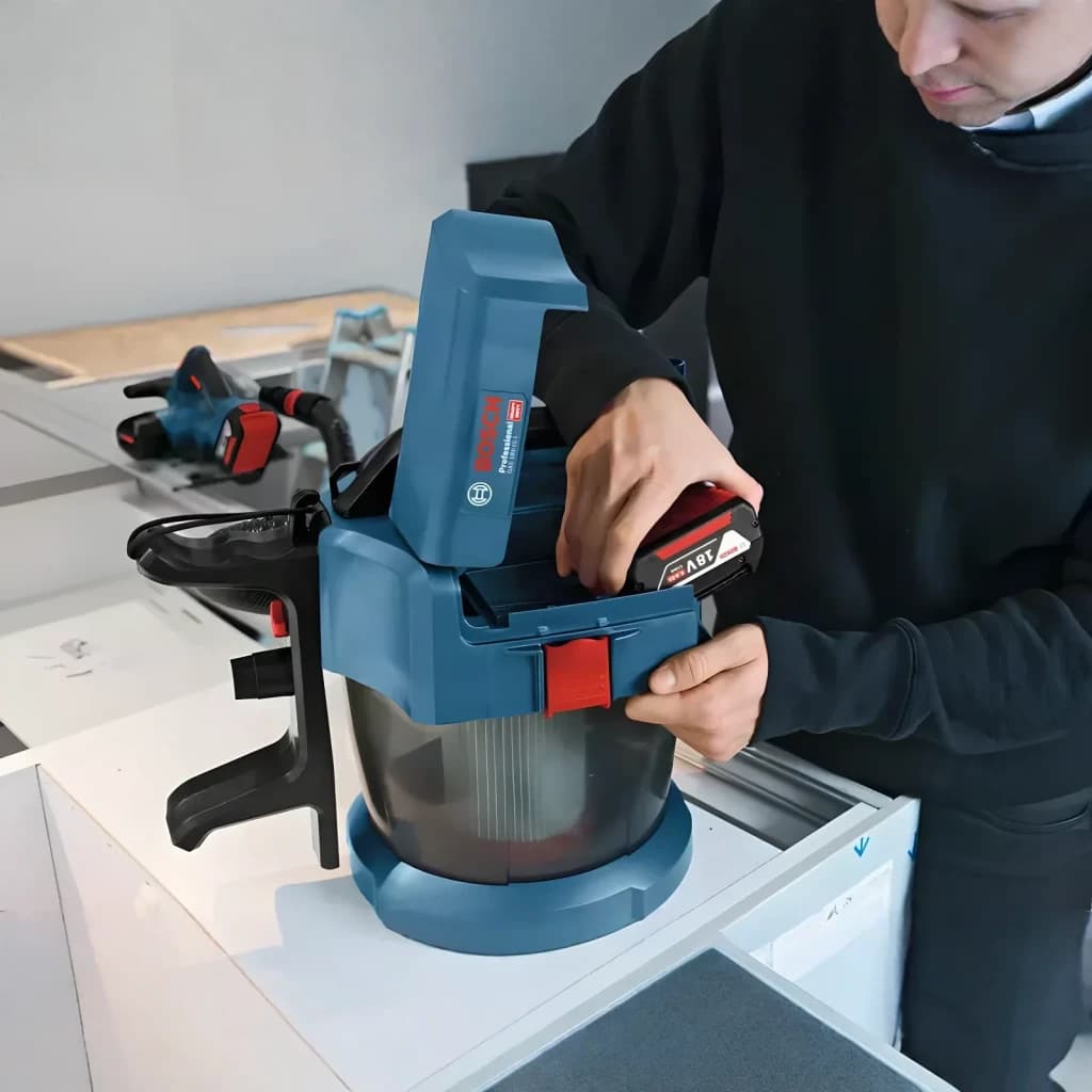 Aspirateur industriel Bosch GAS L Professional Noir/Bleu Sans Fil 90mbar Batterie 18V 18V-10, en utilisation: opérateur