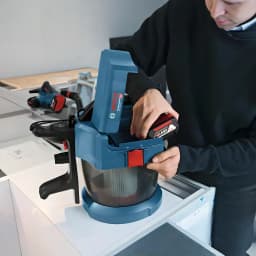Aspirateur industriel Bosch GAS L Professional Noir/Bleu Sans Fil 90mbar Batterie 18V 18V-10, en utilisation: opérateur