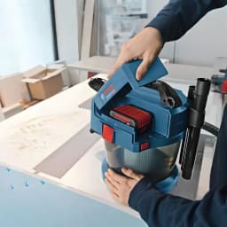 Aspirateur industriel Bosch GAS L Professional Noir/Bleu Sans Fil 90mbar Batterie 18V 18V-10, en usage: opérateur ouvre