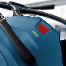Aspirateur industriel Bosch GAS L Professional Noir/Bleu Sans Fil 90mbar Batterie 18V 18V-10, en usage: gros plan dessus