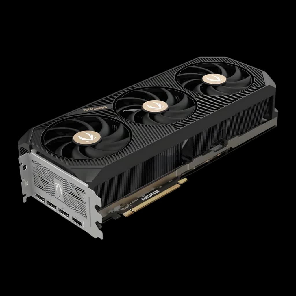 ZOTAC Gaming GeForce RTX 5090 Solid OC 32 Go GDDR7 Noir, vue avant en angle: trois ventilateurs logo doré et equerre
