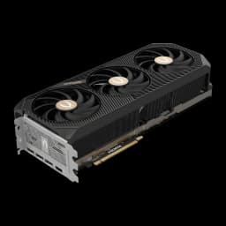 ZOTAC Gaming GeForce RTX 5090 Solid OC 32 Go GDDR7 Noir, vue avant en angle: trois ventilateurs logo doré et equerre