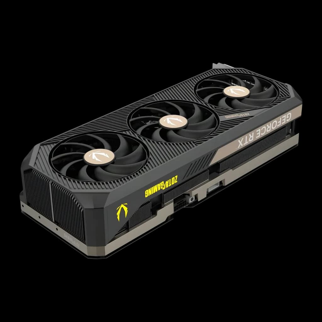 ZOTAC Gaming GeForce RTX 5090 Solid OC 32 Go GDDR7 Noir, vue isométrique: triple ventilateur avec moyeu doré et inscription