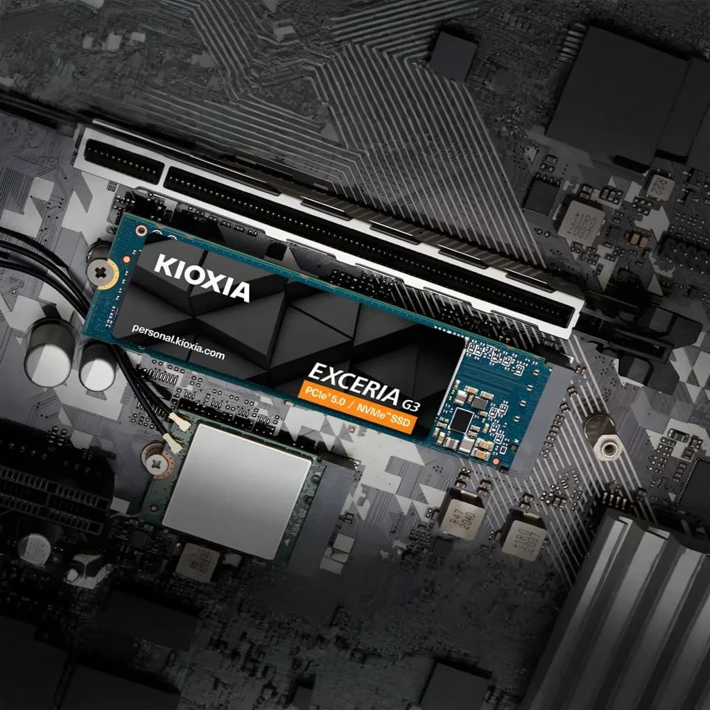 SSD Kioxia Exceria G3 2To NVMe PCIe Gen5 x4 M.2 2280, en utilisation: installé dans slot M.2 carte mère, étiquette orange