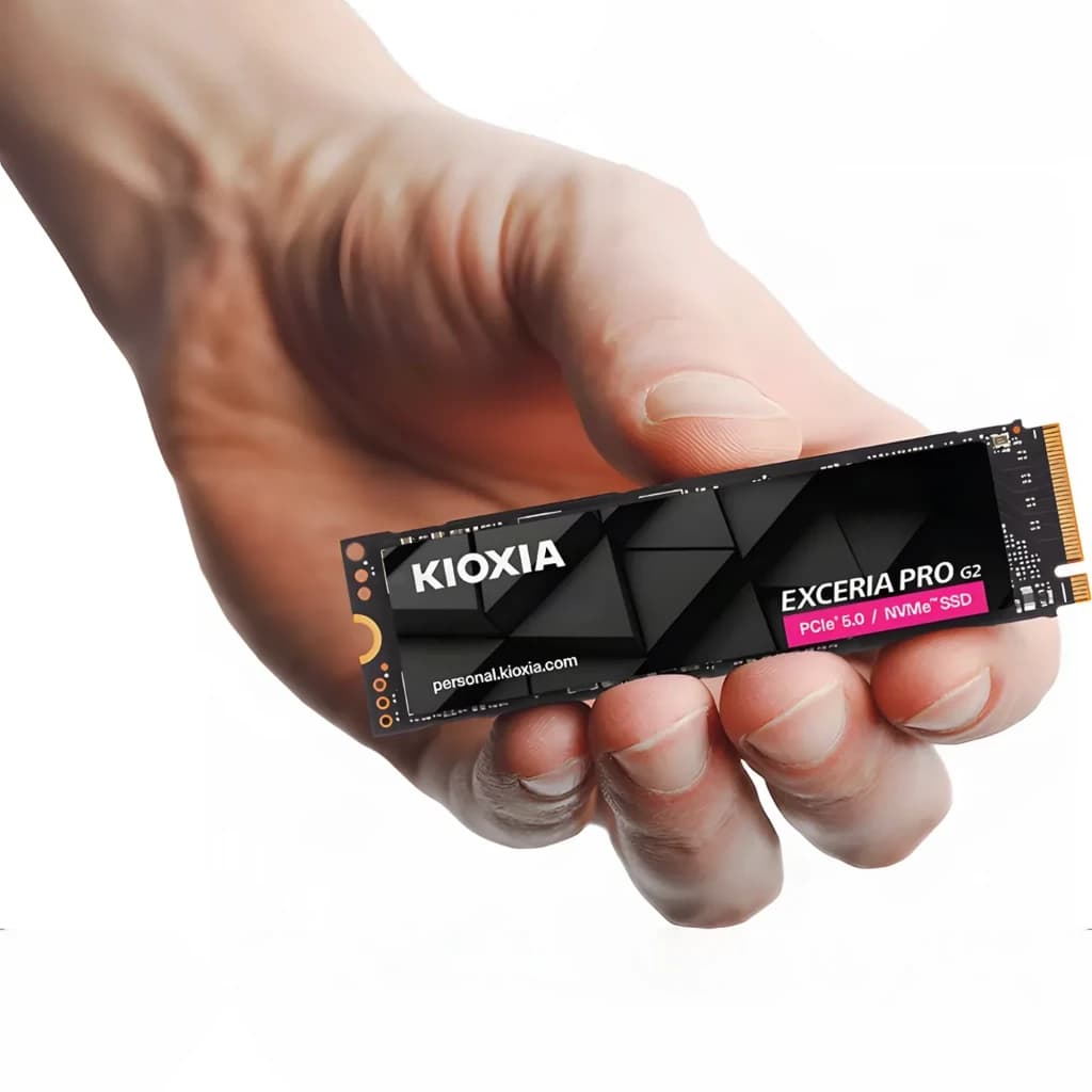 SSD Kioxia Exceria PRO G2 1TB NVMe PCIe Gen5 M.2 2280 Negro, en uso: mano sosteniendo el SSD con disipador negro y etiqueta