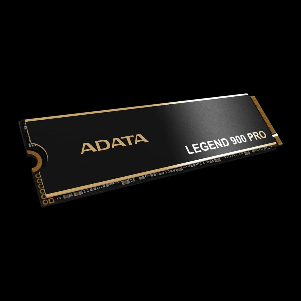 SSD ADATA Legend 900 Pro 2TB M.2 NVMe PCIe 4.0 Con Disipador Negro, vista en ángulo: disipador negro con ribetes dorados