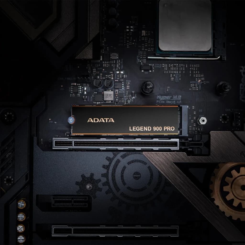 SSD ADATA Legend 900 Pro 2TB M.2 NVMe PCIe 4.0 Con Disipador Negro, instalado en placa base: vista cenital con disipador