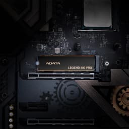 SSD ADATA Legend 900 Pro 2TB M.2 NVMe PCIe 4.0 Con Disipador Negro, instalado en placa base: vista cenital con disipador