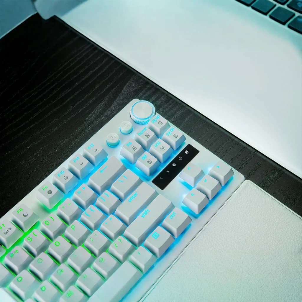 Teclado Gaming Razer Huntsman V3 Pro Tenkeyless 8KHz Switch Óptico RGB Blanco, en uso: vista cenital sobre escritorio