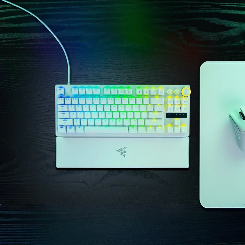 Teclado Gaming Razer Huntsman V3 Pro Tenkeyless 8KHz Switch Óptico RGB Blanco, en uso: vista cenital sobre escritorio oscuro