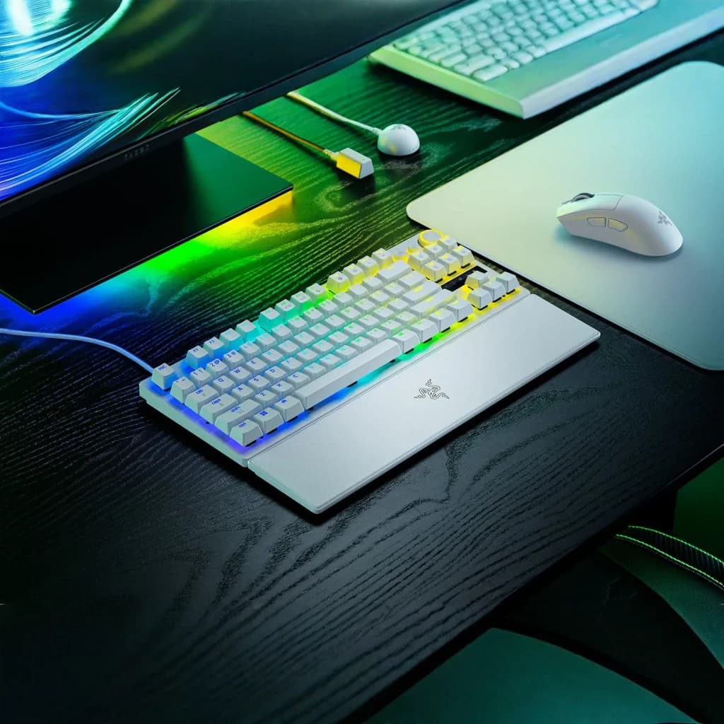 Teclado Gaming Razer Huntsman V3 Pro Tenkeyless 8KHz Switch Óptico RGB Blanco, en uso: vista en ángulo sobre escritorio