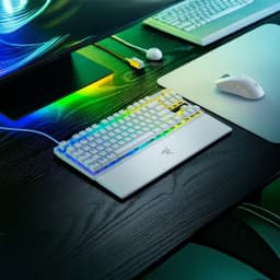 Teclado Gaming Razer Huntsman V3 Pro Tenkeyless 8KHz Switch Óptico RGB Blanco, en uso: vista en ángulo sobre escritorio