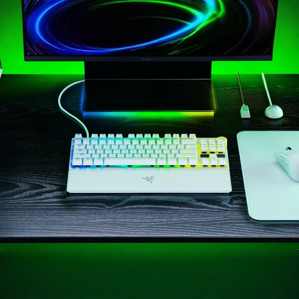 Teclado Gaming Razer Huntsman V3 Pro Tenkeyless 8KHz Switch Óptico RGB Blanco, en uso: sobre escritorio negro con monitor