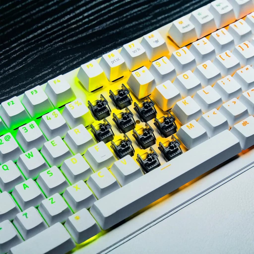 Teclado Gaming Razer Huntsman V3 Pro Tenkeyless 8KHz Switch Óptico RGB Blanco, en uso: switches ópticos expuestos