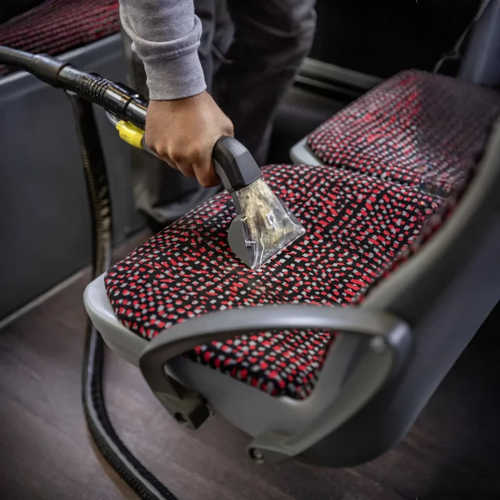 Lava-aspiradora de tapicerías Kärcher Puzzi 8/1 C Gris/Amarillo 27kPa 1200W 7,5m cable, en uso: boquilla limpiando asiento