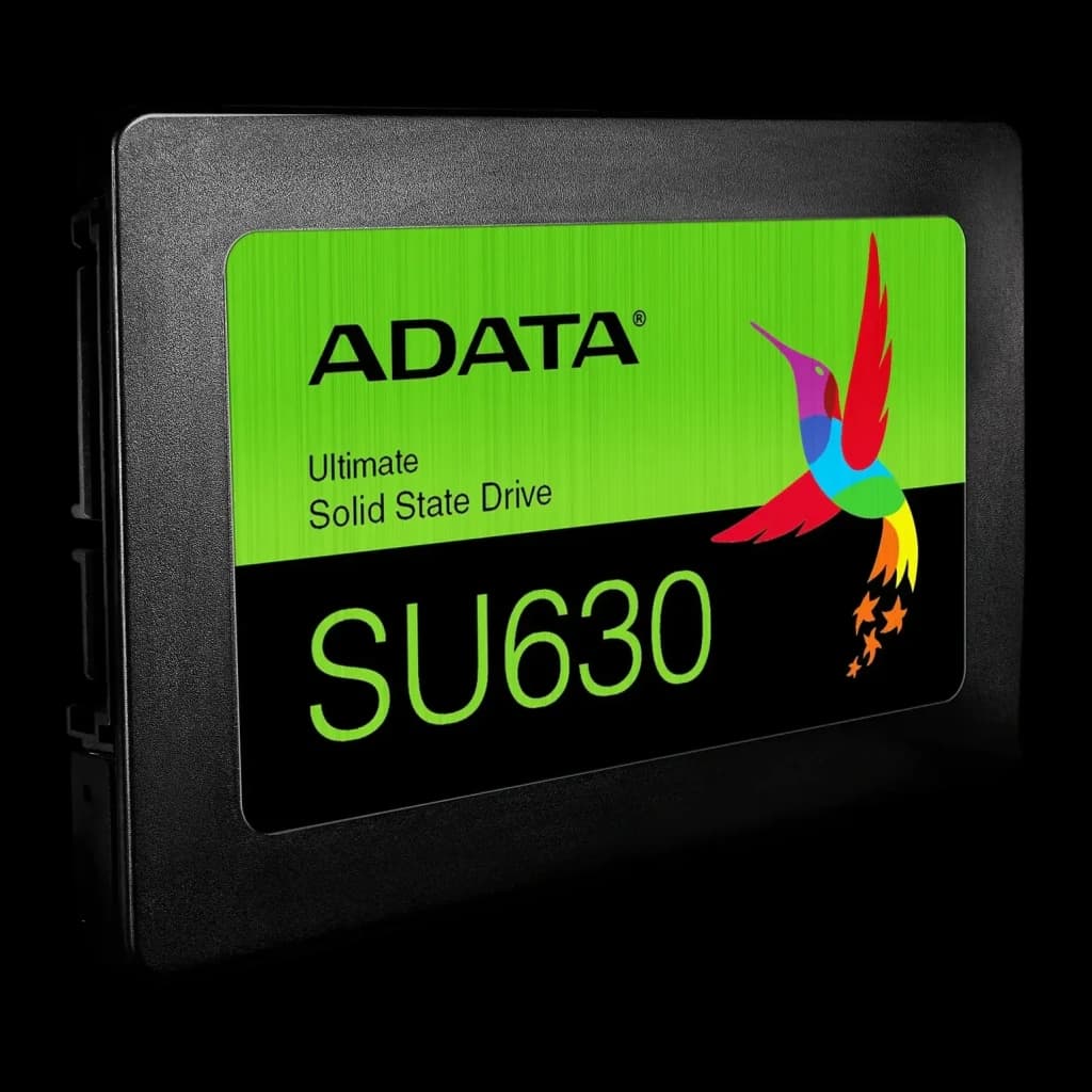 SSD ADATA Ultimate SU630 240Go 2.5 pouces SATA Noir, vue en angle: étiquette verte avec logo colibri et boîtier noir texturé