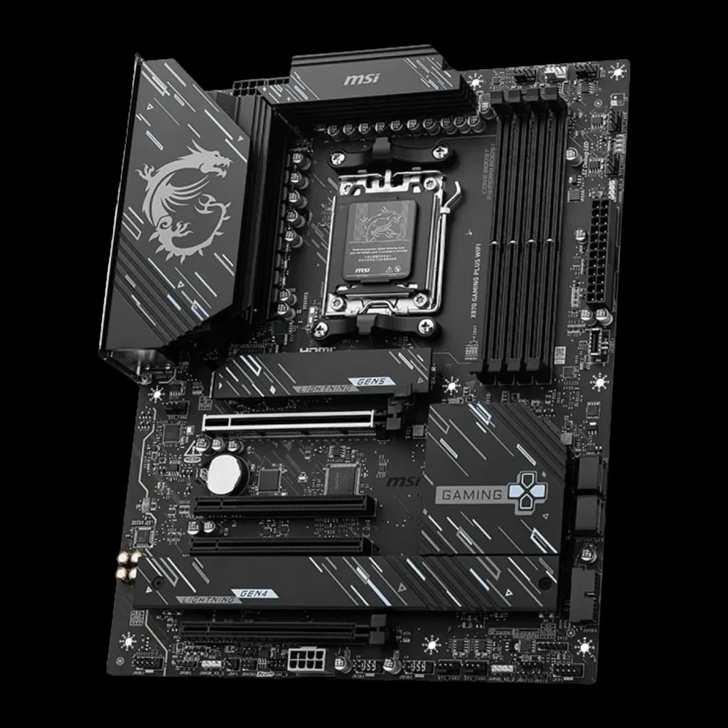 Carte mère MSI X870 Gaming Plus WiFi AMD AM5 DDR5 ATX Noir, vue en angle: socket AM5, dissipateurs VRM dragon et slots PCIe