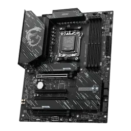 Carte mère MSI X870 Gaming Plus WiFi AMD AM5 DDR5 ATX Noir, vue en angle: socket AM5, dissipateurs VRM dragon et slots PCIe