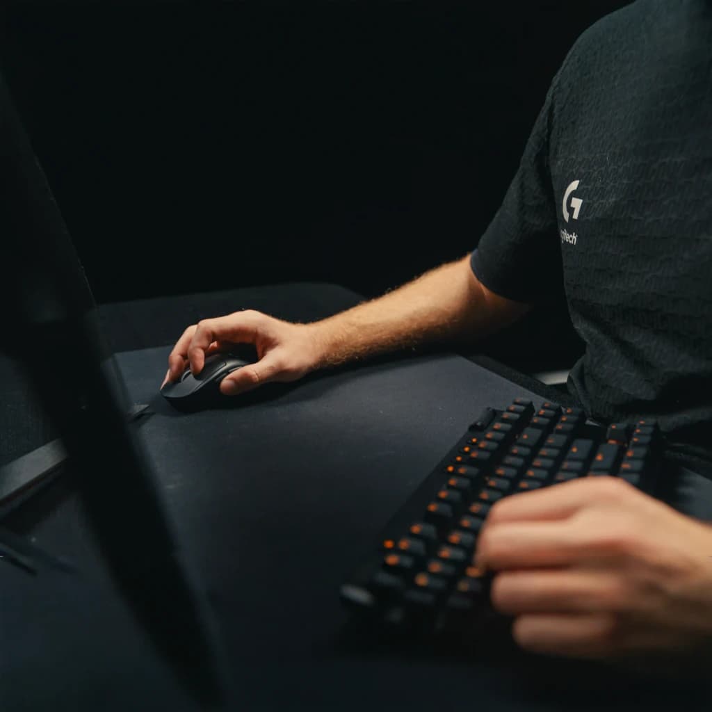 Souris Gaming Logitech G PRO X Superlight 2 DEX Sans Fil LIGHTSPEED 44000 DPI Noir, en utilisation: main posée dessus