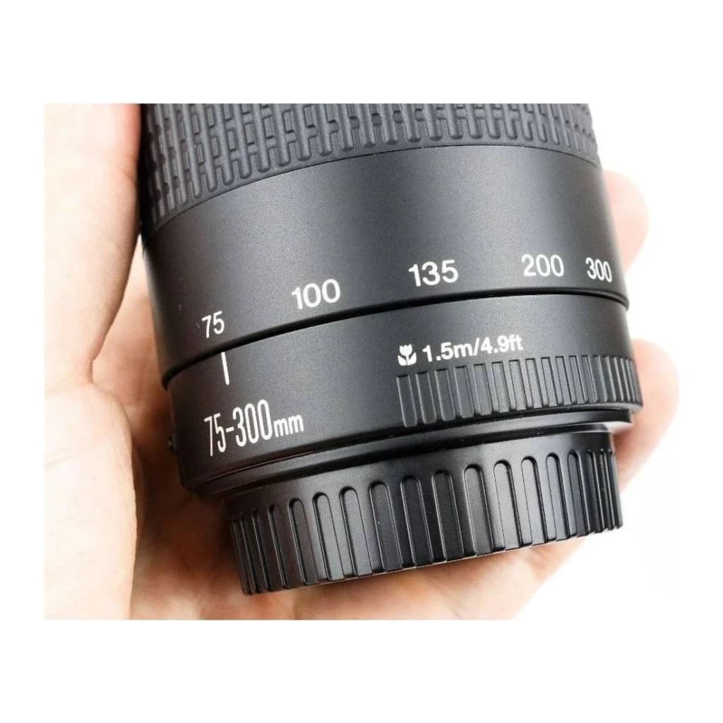 Objectif photo Canon EF 75-300mm f/4-5.6 III Noir, détail: bague de zoom avec échelle focale 75-300mm tenu en main
