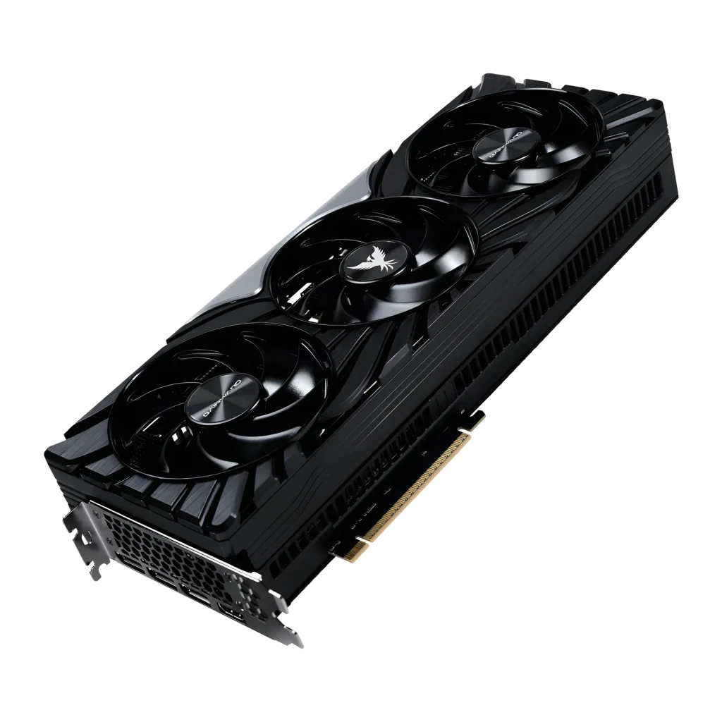 Gainward GeForce RTX 5080 Phoenix GS V1 16GB GDDR7 Negro, vista diagonal: tres ventiladores, disipador estriado y logo fénix