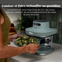 Freidora de aire Ninja CRISPi PRO 7-in-1 5,7L 2050W 7 Funciones Gris, uso en cocina: manos insertando recipiente de vidrio