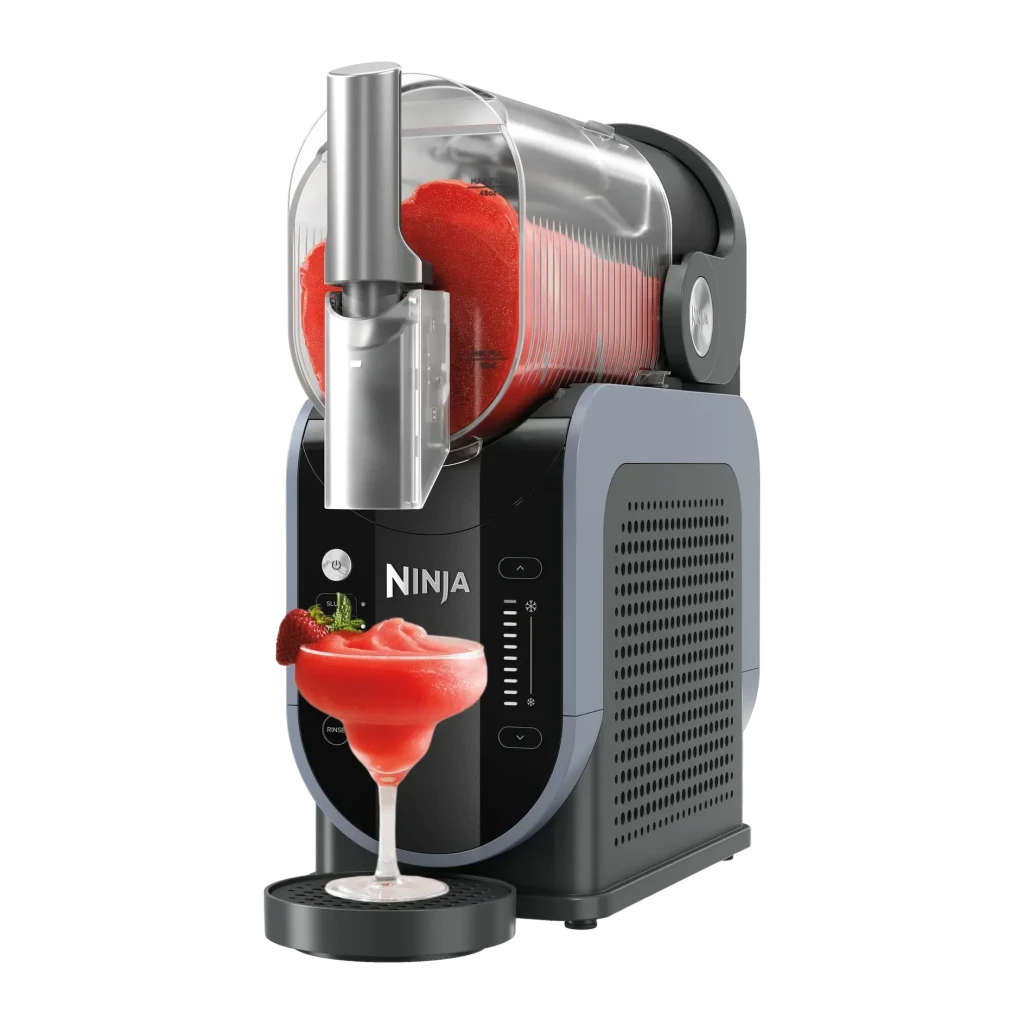 Sorbetière Ninja Slushi 1,892L 200W Bleu Noir FS301EU, vue latérale: cuve transparente avec slush rouge et verre à margarita